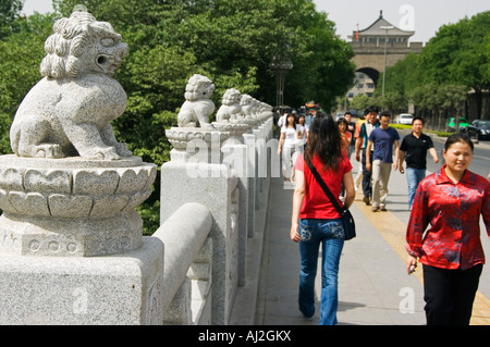 Löwen-Statuen schmücken eine Brücke in das Südtor der Stadt Wände, Xian Stadt, Provinz Shaanxi, China Stockfoto