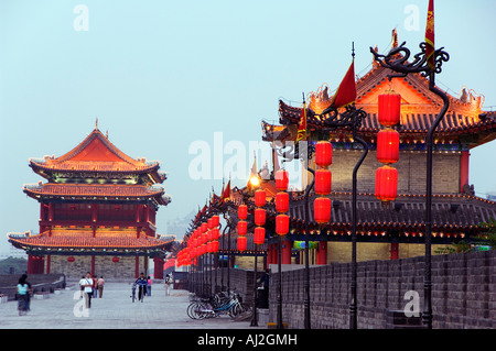 Stadtmauer und Türme gebaut, während der ersten Regierungszeit von Hongwu, der erste Kaiser der Ming-Dynastie, Xian Stadt, Provinz Shaanxi, China Stockfoto