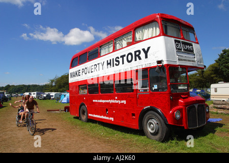 Machen Sie Poverty History roten Doppeldecker Kampagnenbus am Big Green Versammlung Cheddar Somerset England Sommer Stockfoto