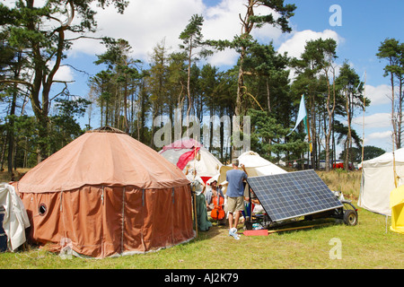 Jurte Zelte auf die große grüne sammeln mit Solar-Panel Cheddar Somerset England Sommer Stockfoto