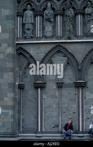 Europa-Norwegen-Besucher unter geschnitzten Wände in Nidaros Kathedrale Stockfoto