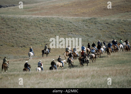 Viele Reiter Reiten in den Hügeln im Black Hills Custer Nationalpark South Dakota Stockfoto