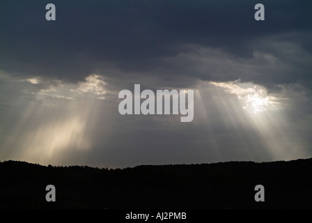 Sonnenstrahlen brechen durch eine düstere Wolke gefüllt Himmel nach einem Sturm Stockfoto
