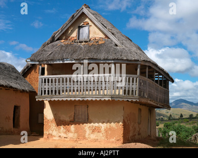 Ein typisches Doppel-storied madagassischen Hochland Haus mit geschnitzten Balkon. Stockfoto