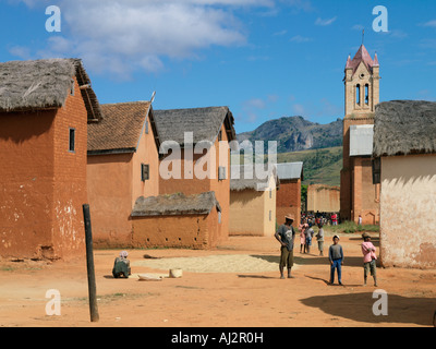 Eine attraktive Betsileo Dorf und Kirche in der Nähe von Ambalavao, Madagaskar Stockfoto