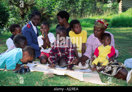 Waisenkinder und Straßenkinder lernen an einer Schule in Mbabane, Eswatini (Swasiland) lesen und schreiben Stockfoto