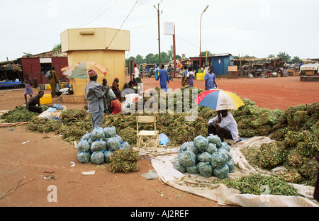 Männer verkaufen bourgou Futter aus ihre Stände auf dem Boden. Mopti, Mali Stockfoto