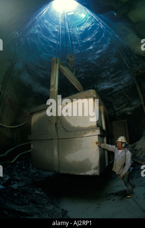 USA-Maryland-Arbeiter schiebt Dreck Eimer in Position im u-Bahn-Tunnelbau unter Wheaton Stockfoto