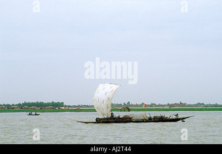 Riverboat mit Segeln und die Wiederverwendung von Säcken brennholz Transport gemacht, Fluss Niger. Mali Stockfoto