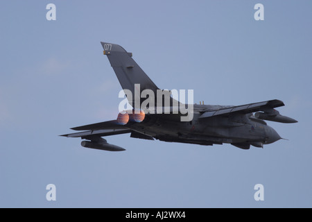 RAF Tornado GR4 niedrigen Niveau Jagdbomber mit Motoren, die mit Nachbrenner Stockfoto