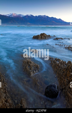 Schroffen Felsformationen an der Küste von Kaikoura, Südinsel, Neuseeland Stockfoto