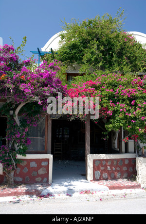 Hübsche kleine Taverne in der Nähe von Kamari Beach in Santorini Griechenland Stockfoto