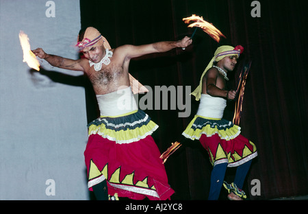 Feuertänzer, die in der Nähe des Zahntempels, Kandy, Sri Lanka auftreten Stockfoto