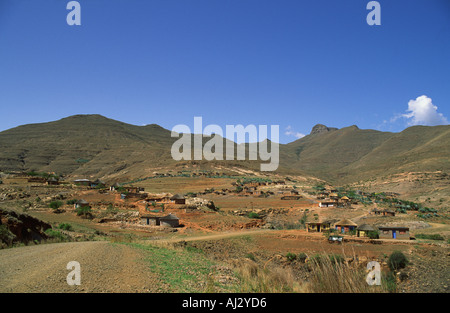 Blick auf einem entfernten traditionelles Dorf mit Blick auf Trockenheit im Südlichen Hochland von Lesotho Stockfoto