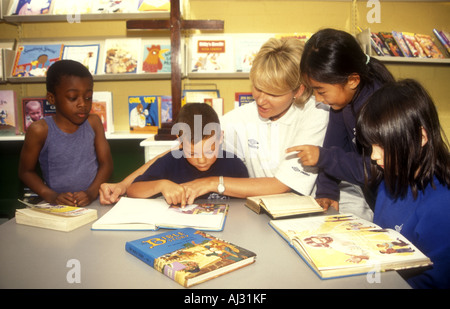 Gemischter ethnischer Herkunft unter Kinder besuchen eine christliche Sonntagsschule in Süd-London Stockfoto