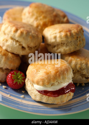 Hausgemachte Scones und Sahne mit Marmelade Haufen Stockfoto