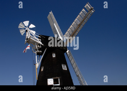 Sarre Windmühle dieser schwarz geteerten Wetter bestiegen Kittel Mühle im Saarland hat eine weiße Pfauentaube und fegt Stockfoto