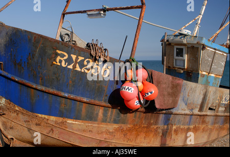 Mit Brettern vernagelt und Rost Fischerboot am Strand in Hastings Stockfoto