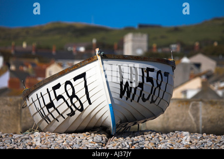 Angelboot/Fischerboot auf Chesil Beach, Dorset Stockfoto