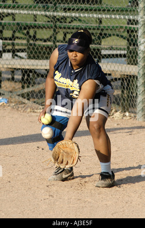 Schwarze weibliche spielt Softball Baseball Stockfoto