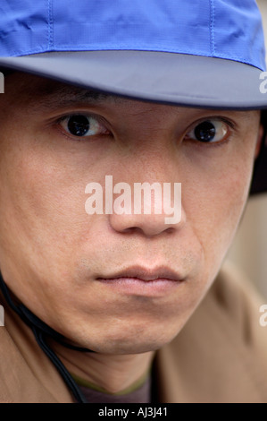 Asiatischer Mann im blauen Hut suchen Stern Stockfoto