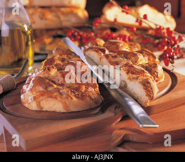 Hausgemachtes Raisin- und Walnussbrot auf rustikalem Holztisch. Kuchen mit getrockneten Früchten und Nüssen köstlicher, wärmender Zimtgeschmack, perfekt zum Frühstück Stockfoto