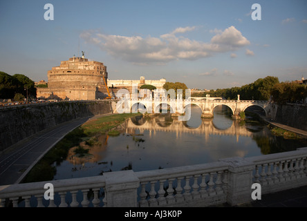 Castel Sant Angelo und Pont Sant Angelo über den Tiber, gesehen von der Pont Vittorio Emanuelle II am Abend Lazio Rom Stockfoto