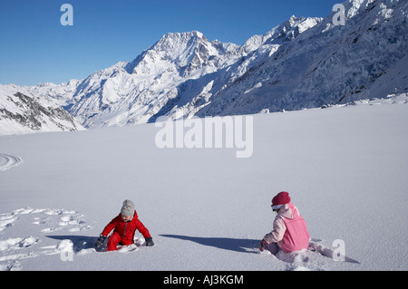 Kinder spielen im Schnee auf der Tasman-Gletscher und Aoraki Mt Cook Aoraki Mt Cook National Park Südinsel Neuseeland Stockfoto