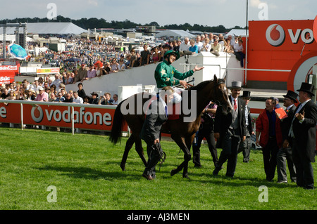 Frankie Dettori feiert nach dem Sieg der englischen Derby auf autorisierte, 2007 Stockfoto