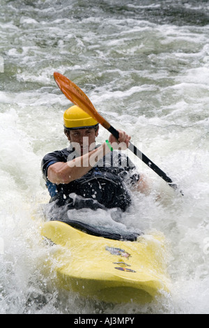 Durch schnelle Wildwasser Paddeln Stockfoto