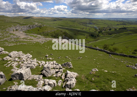 Kalkstein Pflaster über Malham Cove Yorkshire Dales Nationalpark Yorkshire England Stockfoto