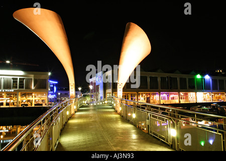 Pero-Brücke in der Nacht in Bristol City Centre in Bristol docks England UK Stockfoto