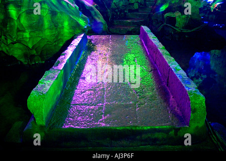 Eine grüne farbige Brücke überquert einen Fluss in der Reed Flute Höhle in Guilin China Stockfoto