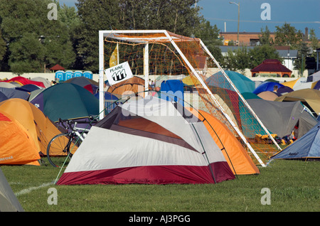 Hunderte von Zelten zusammengepfercht auf dem Fußballplatz Stockfoto