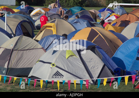 Hunderte von Zelten zusammengepfercht auf einem Fußballplatz während ein Radsport-Event in Quebec Stockfoto