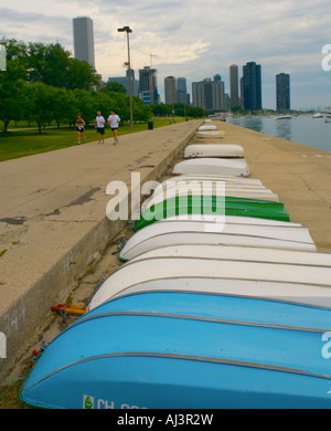 Eine Reihe von bunten Ruderboote am Lake Michigan mit der Skyline von Chicago, Illinois im Hintergrund Stockfoto