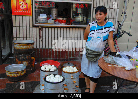 Eine Straße Verkäufer verkaufen chinesische Essen Dim Sum Bao Bao Frühstücksbrötchen in einer Straße in Peking Stockfoto