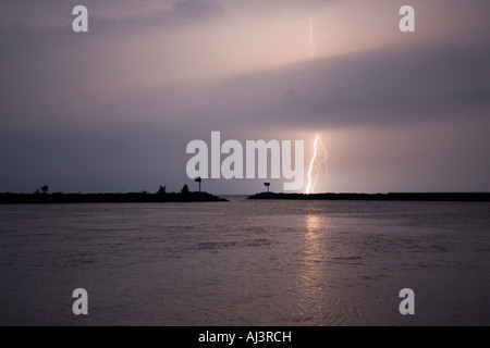 Aufhellung der markanten Wasser in der Nacht in der Nähe von Hafen in New Buffalo Michigan Stockfoto