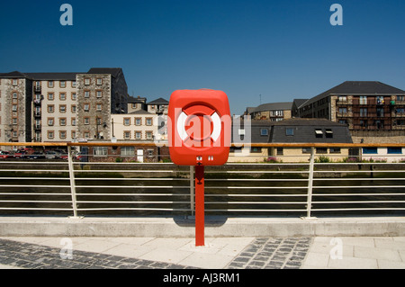 Einen Rettungsring auf der Bankside des Flusses Boyna in Drogheda, County Louth, Irland Stockfoto