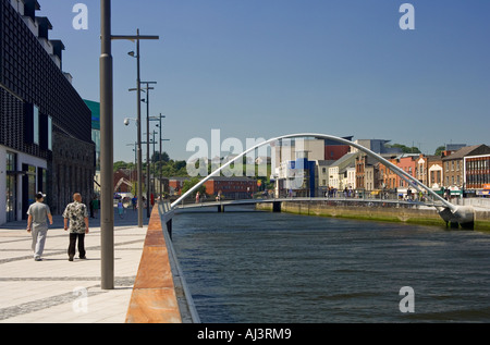 Die neue Fußgängerbrücke über den Fluss Boyne in Drogheda, verbindet die Altstadt zum Einkaufszentrum Scotch Hall Stockfoto