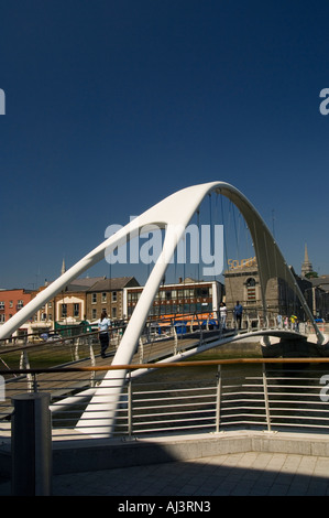 Die neue Fußgängerbrücke über den Fluss Boyne in Drogheda, verbindet die Altstadt zum Einkaufszentrum Scotch Hall Stockfoto