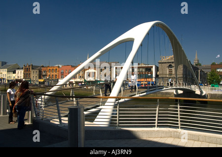 Die neue Fußgängerbrücke über den Fluss Boyne in Drogheda, verbindet die Altstadt zum Einkaufszentrum Scotch Hall Stockfoto