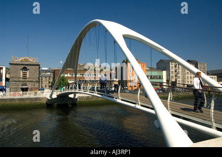 Die neue Fußgängerbrücke über den Fluss Boyne in Drogheda, verbindet die Altstadt zum Einkaufszentrum Scotch Hall Stockfoto