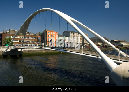 Die neue Fußgängerbrücke über den Fluss Boyne in Drogheda, verbindet die Altstadt zum Einkaufszentrum Scotch Hall Stockfoto