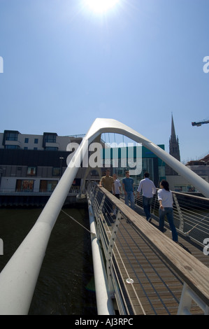 Die neue Fußgängerbrücke über den Fluss Boyne in Drogheda, verbindet die Altstadt zum Einkaufszentrum Scotch Hall Stockfoto