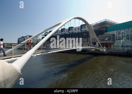 Die neue Fußgängerbrücke über den Fluss Boyne in Drogheda, verbindet die Altstadt zum Einkaufszentrum Scotch Hall Stockfoto