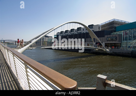 Die neue Fußgängerbrücke über den Fluss Boyne in Drogheda, verbindet die Altstadt zum Einkaufszentrum Scotch Hall Stockfoto