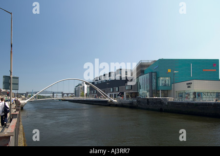 Die neue Fußgängerbrücke über den Fluss Boyne in Drogheda, verbindet die Altstadt zum Einkaufszentrum Scotch Hall Stockfoto