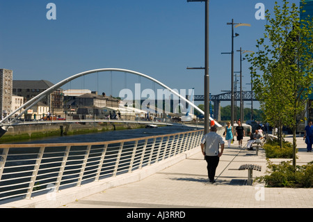 Die neue Fußgängerbrücke über den Fluss Boyne in Drogheda, verbindet die Altstadt zum Einkaufszentrum Scotch Hall Stockfoto