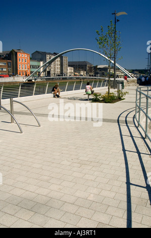 Die neue Fußgängerbrücke über den Fluss Boyne in Drogheda, verbindet die Altstadt zum Einkaufszentrum Scotch Hall Stockfoto